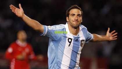 官方玩梗引爆冰球圈！浣熊吉祥物161秒闪电登场创联盟新纪录